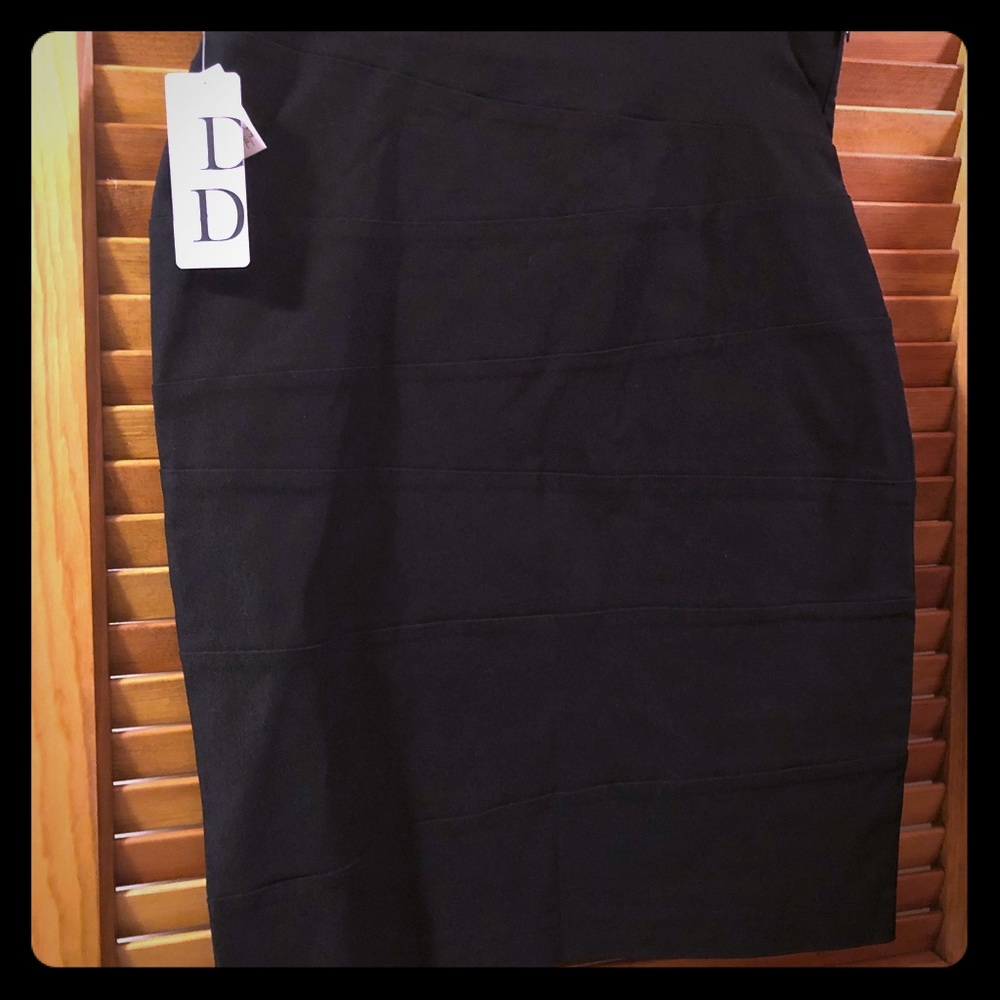 Black fitted skirt